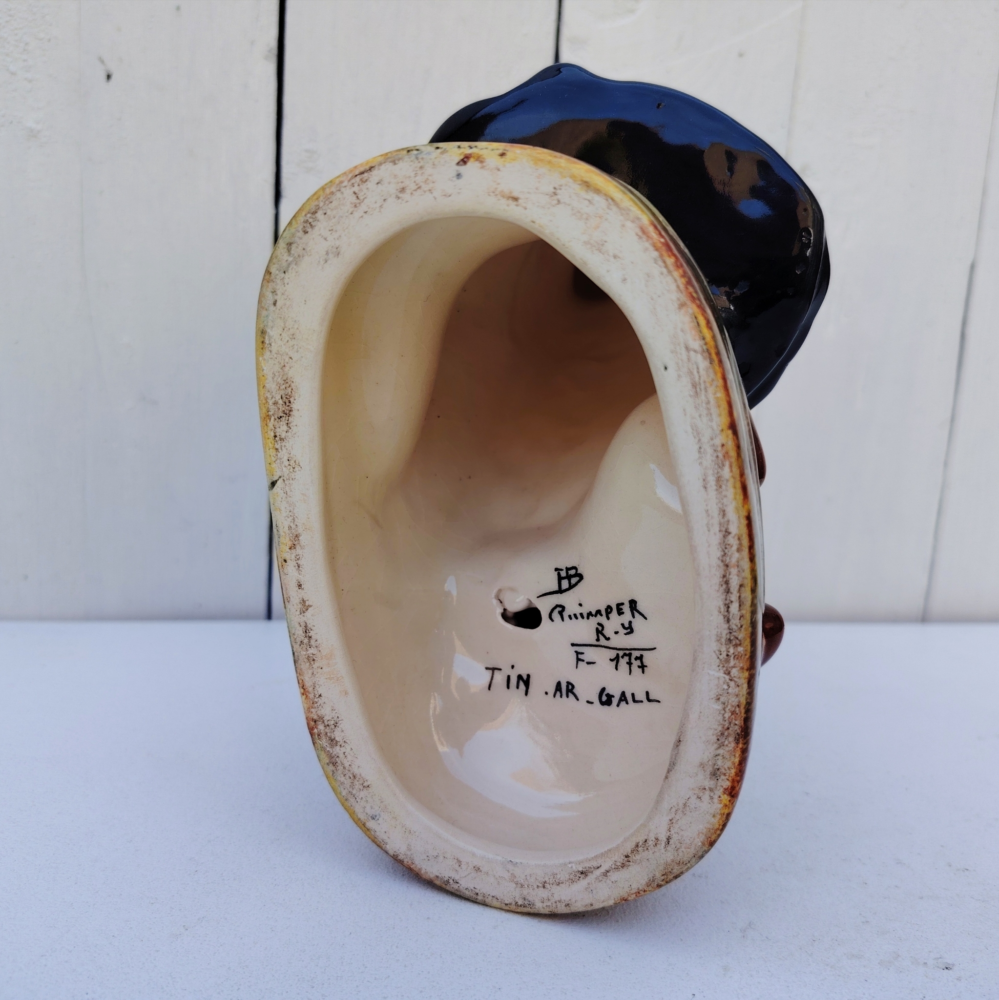 Couple de danseurs en faïence émaillée polychrome en costume traditionnel de Pont-Aven. Manufacture Henriot vers 1950. Signature de l'artiste Corentin LE GAL dit TIN AR GALL (né 1923) pour HB Quimper et cachet HB Quimper situés sous la base. Dimensions: Hauteur : 23 cm Dimensions terrasse : 18 x 11 cm