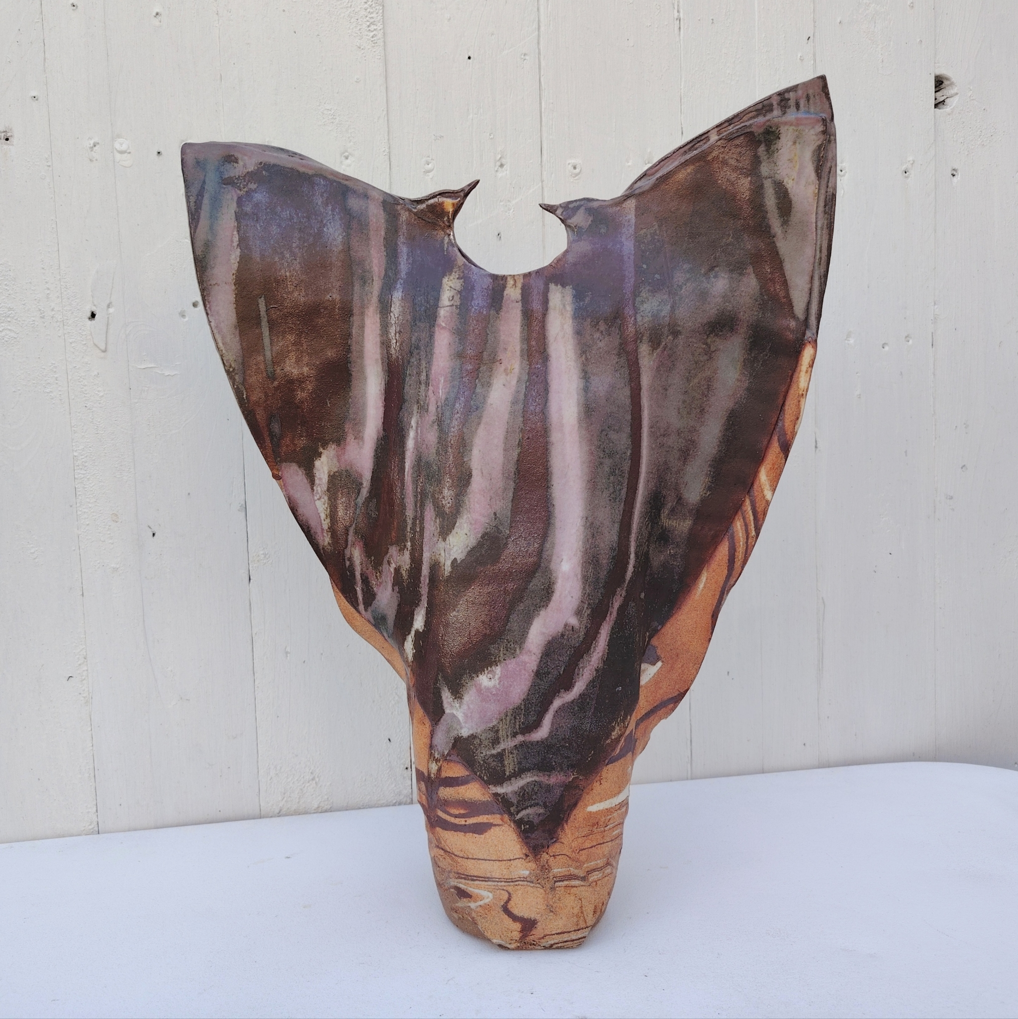 Grand vase en grès flammé, zoomorphe représentant la parade nuptiale d'oiseaux. Signé Alain Rufas sur le dessous Excellent état Hauteur : 41,5 cm Largeur : 32,5 cm