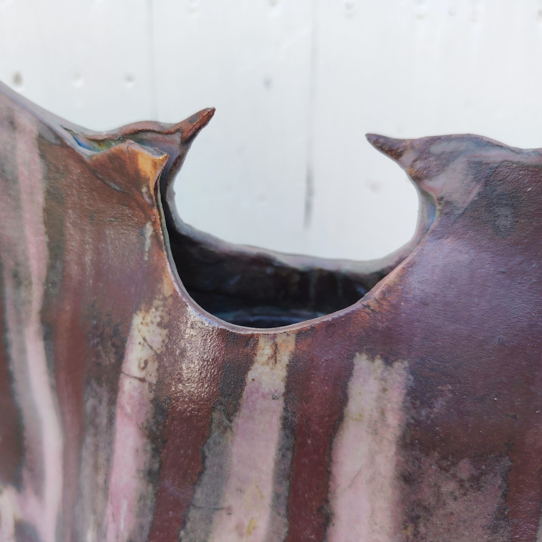 Grand vase en grès flammé, zoomorphe représentant la parade nuptiale d'oiseaux. Signé Alain Rufas sur le dessous Excellent état Hauteur : 41,5 cm Largeur : 32,5 cm