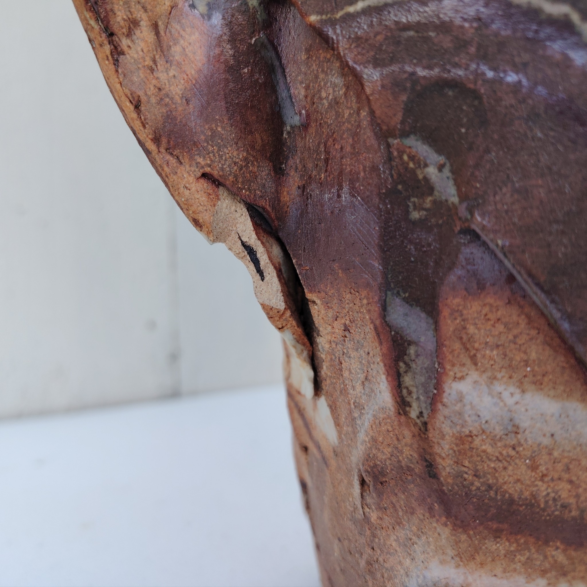 Grand vase en grès flammé, zoomorphe représentant la parade nuptiale d'oiseaux. Signé Alain Rufas sur le dessous Excellent état Hauteur : 41,5 cm Largeur : 32,5 cm