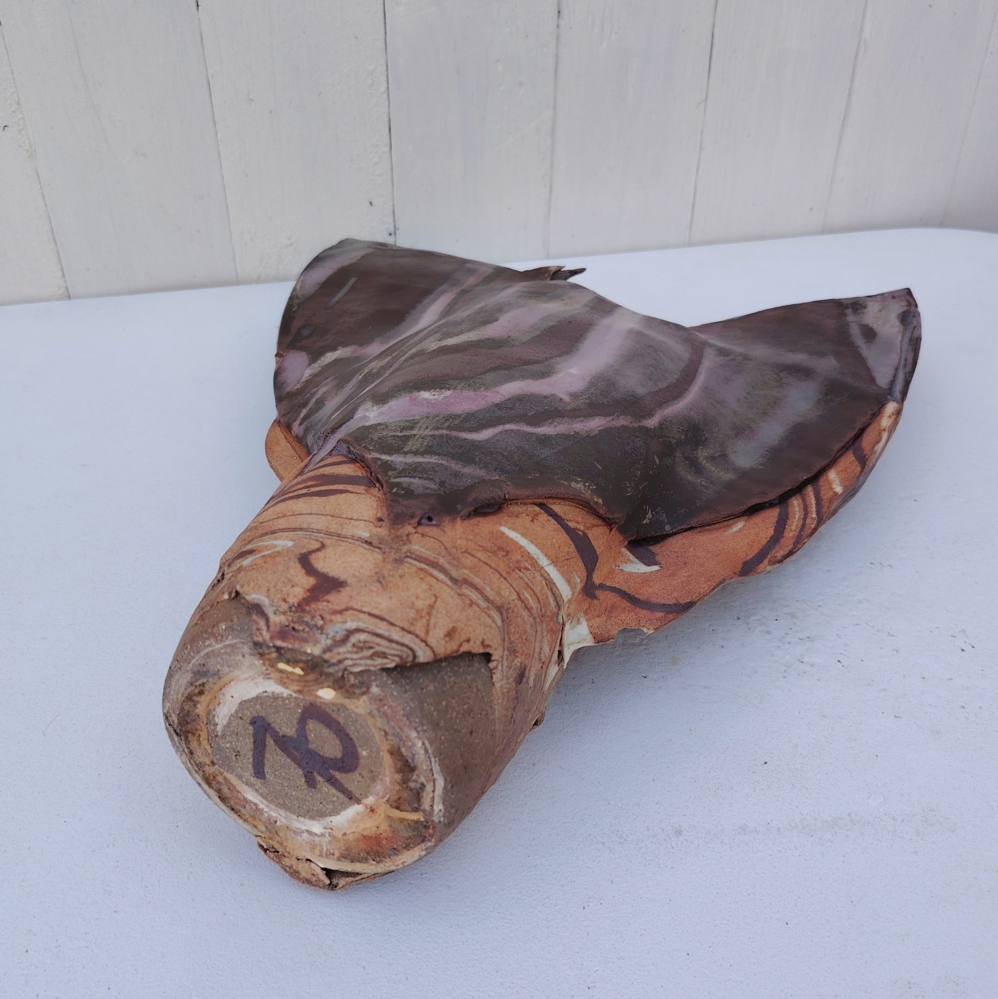 Grand vase en grès flammé, zoomorphe représentant la parade nuptiale d'oiseaux. Signé Alain Rufas sur le dessous Excellent état Hauteur : 41,5 cm Largeur : 32,5 cm