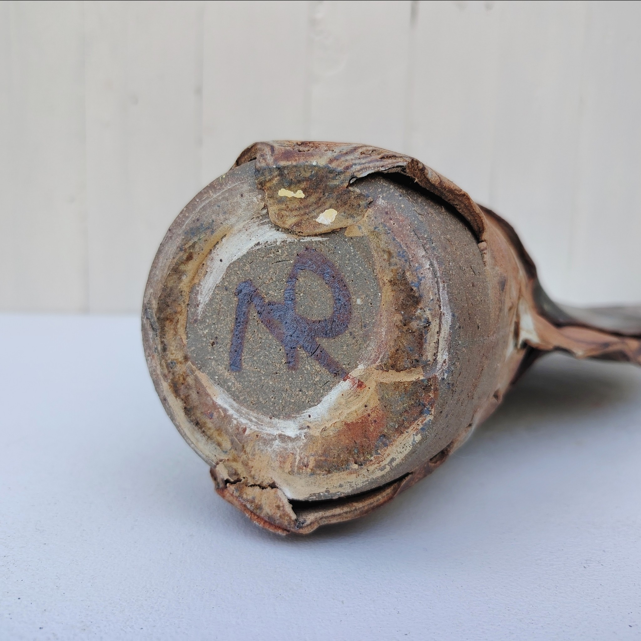 Grand vase en grès flammé, zoomorphe représentant la parade nuptiale d'oiseaux. Signé Alain Rufas sur le dessous Excellent état Hauteur : 41,5 cm Largeur : 32,5 cm