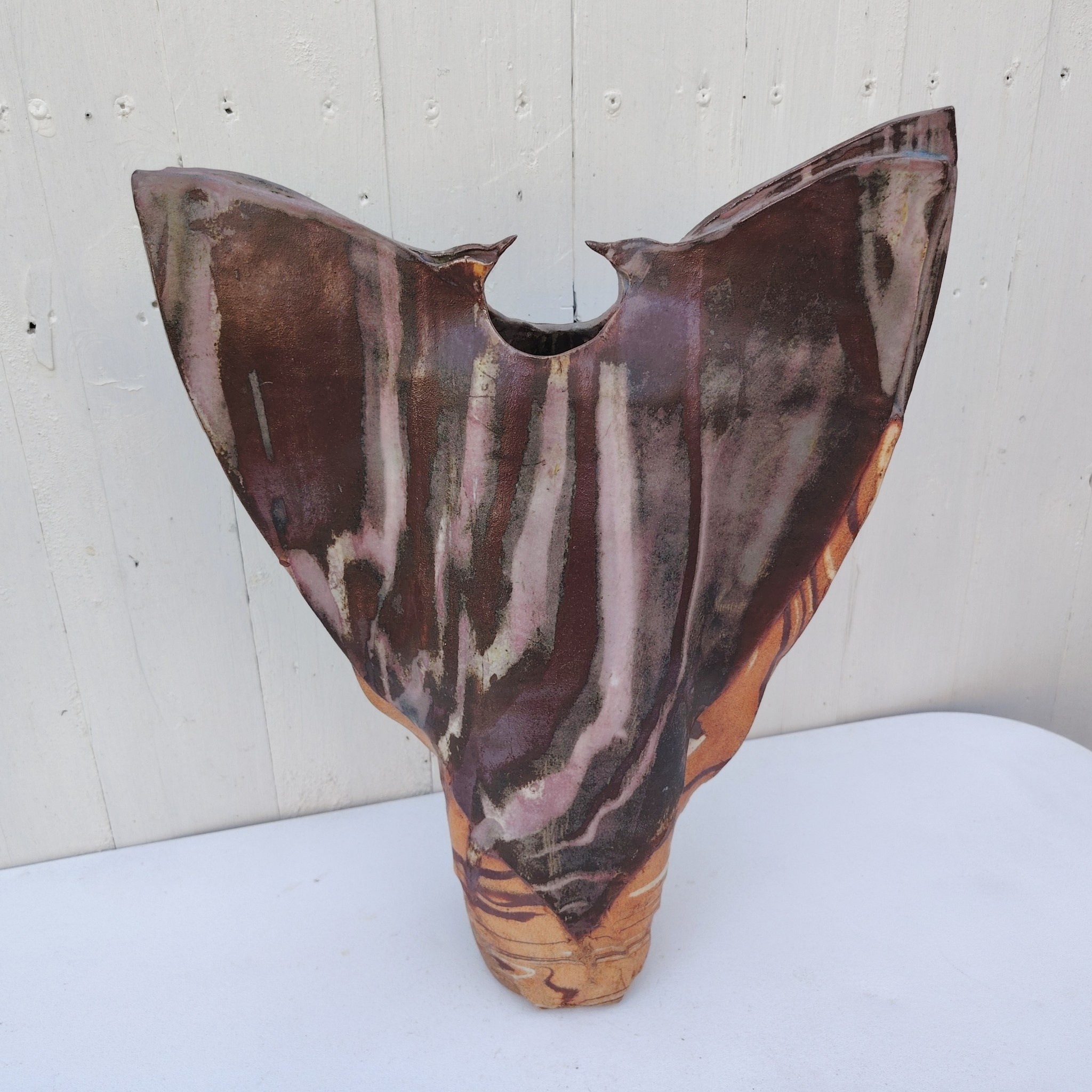 Grand vase en grès flammé, zoomorphe représentant la parade nuptiale d'oiseaux. Signé Alain Rufas sur le dessous Excellent état Hauteur : 41,5 cm Largeur : 32,5 cm