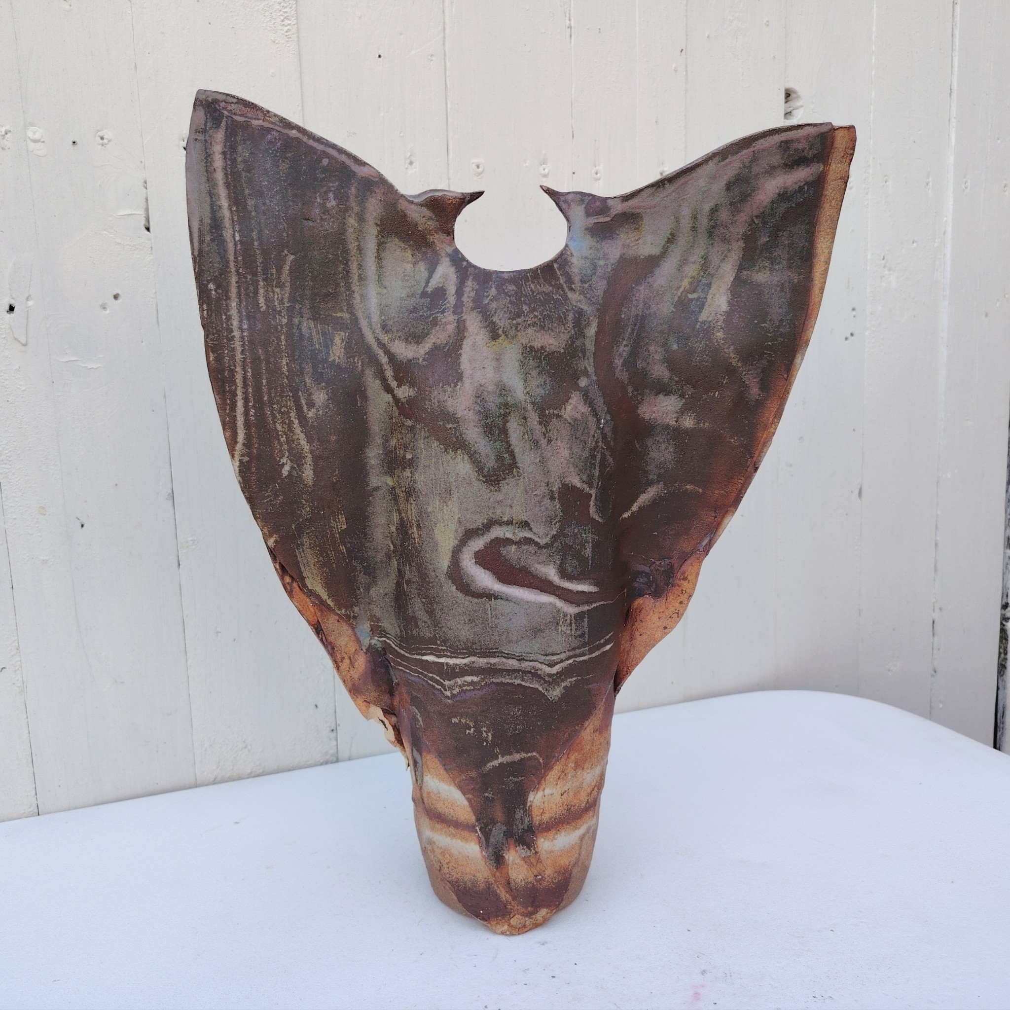 Grand vase en grès flammé, zoomorphe représentant la parade nuptiale d'oiseaux. Signé Alain Rufas sur le dessous Excellent état Hauteur : 41,5 cm Largeur : 32,5 cm