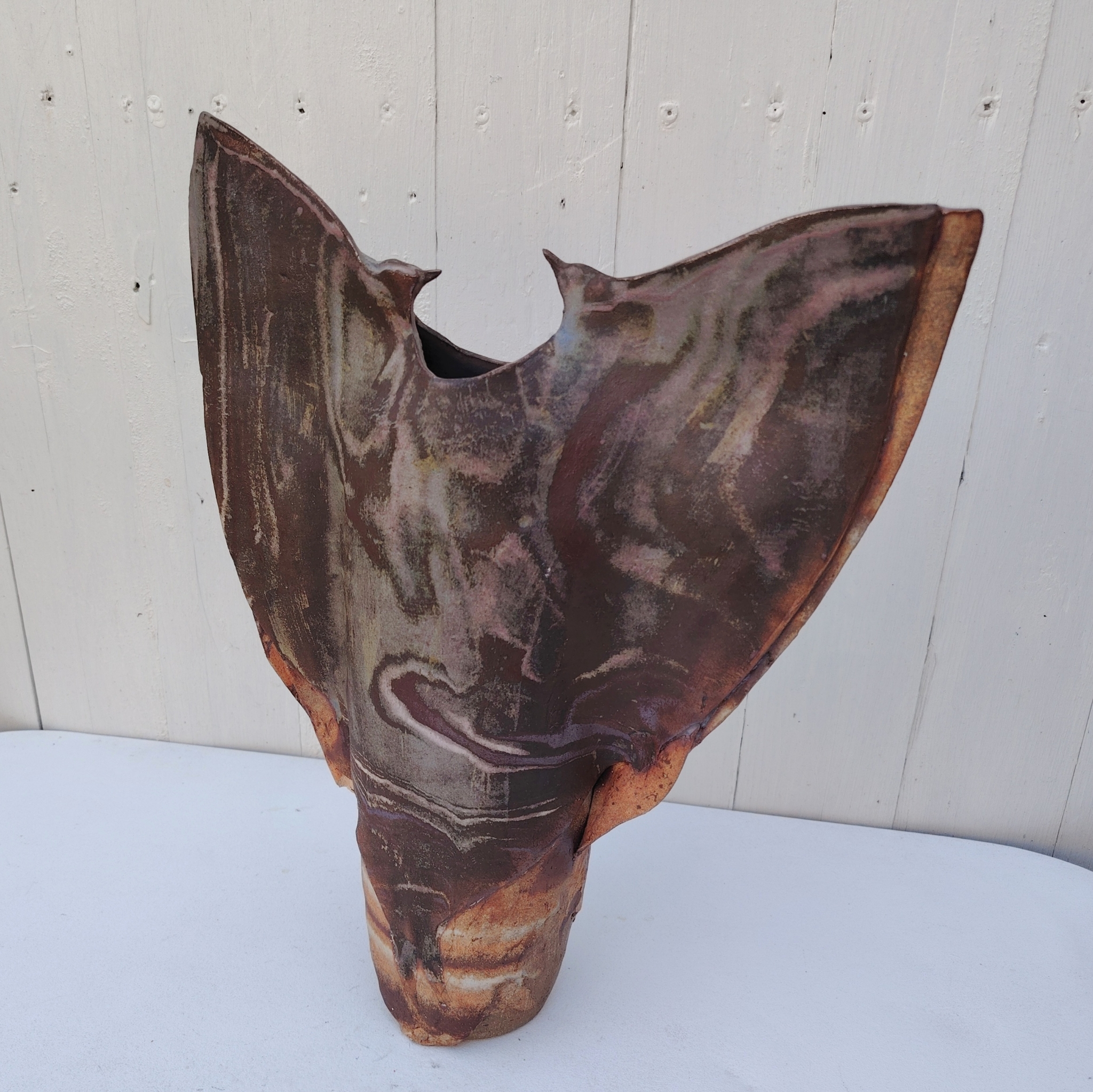 Grand vase en grès flammé, zoomorphe représentant la parade nuptiale d'oiseaux. Signé Alain Rufas sur le dessous Excellent état Hauteur : 41,5 cm Largeur : 32,5 cm