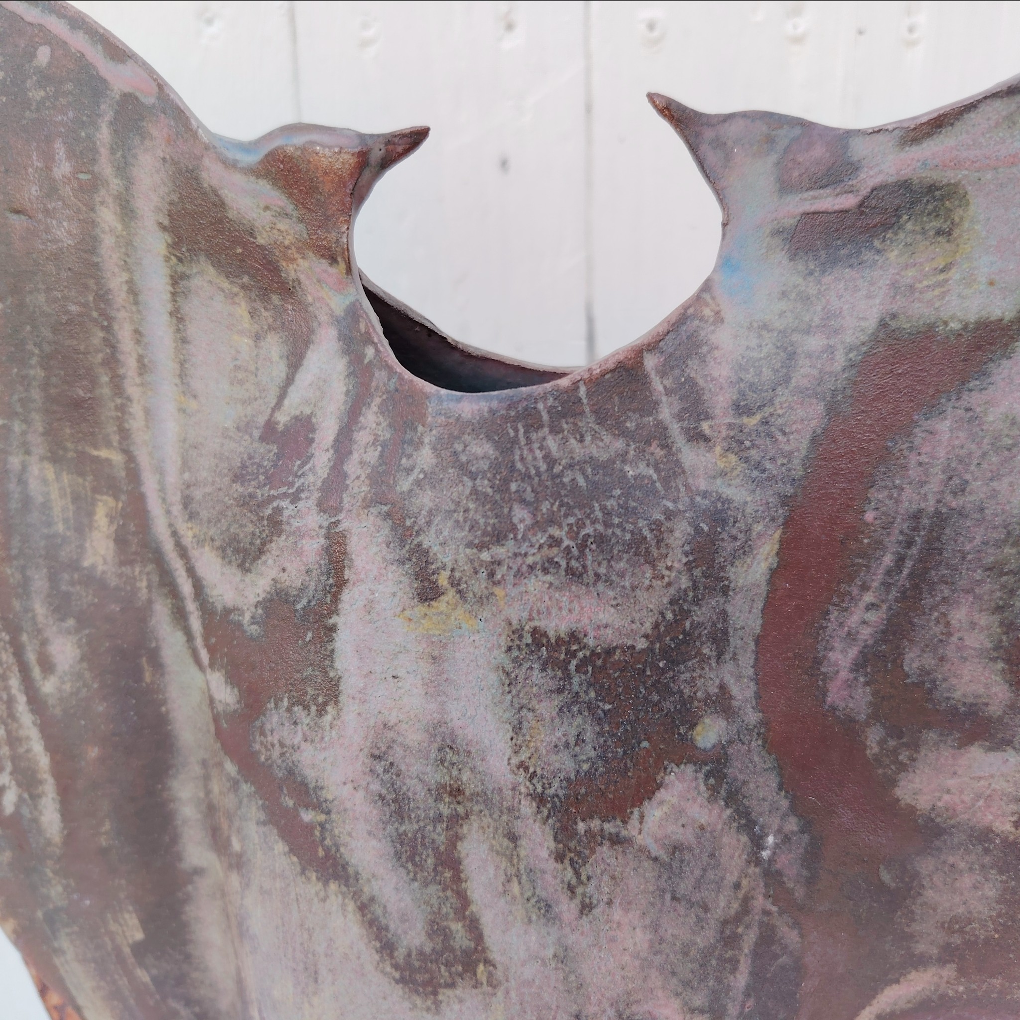 Grand vase en grès flammé, zoomorphe représentant la parade nuptiale d'oiseaux. Signé Alain Rufas sur le dessous Excellent état Hauteur : 41,5 cm Largeur : 32,5 cm