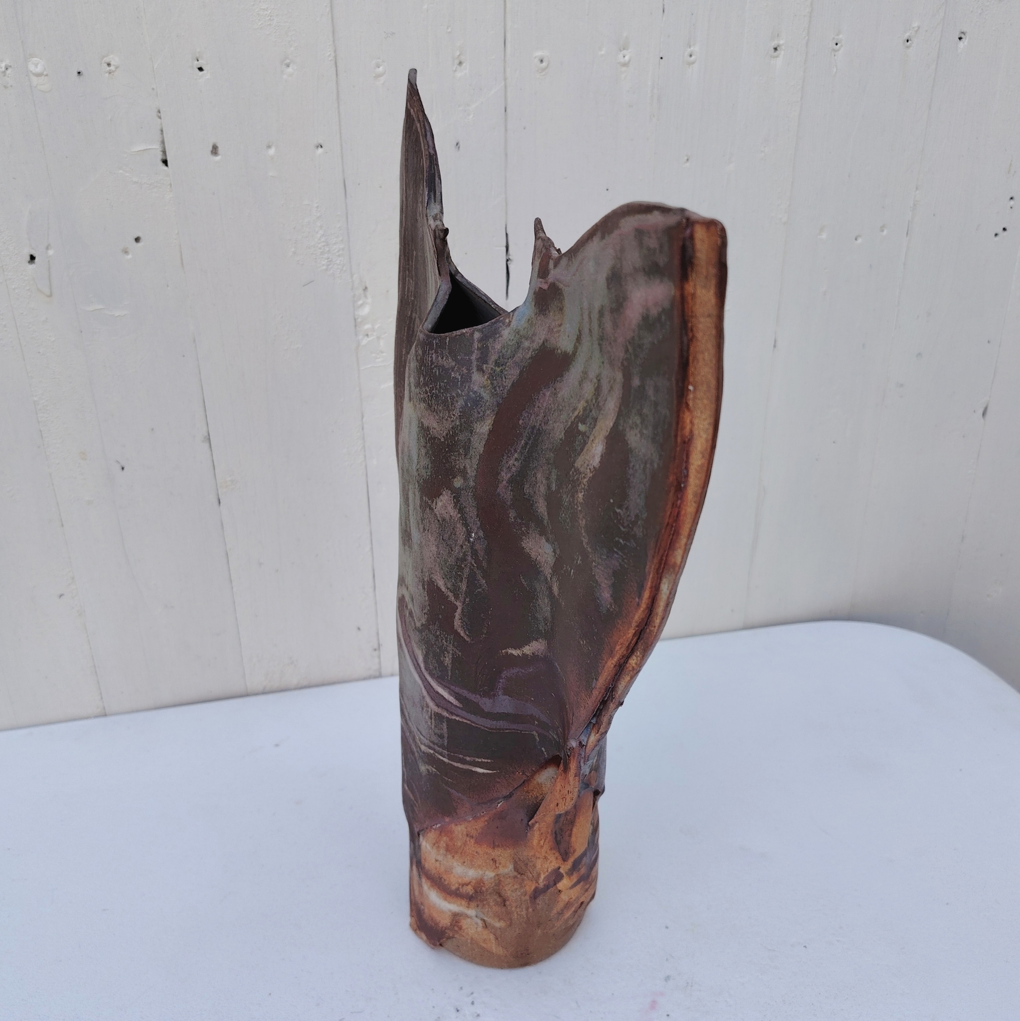 Grand vase en grès flammé, zoomorphe représentant la parade nuptiale d'oiseaux. Signé Alain Rufas sur le dessous Excellent état Hauteur : 41,5 cm Largeur : 32,5 cm