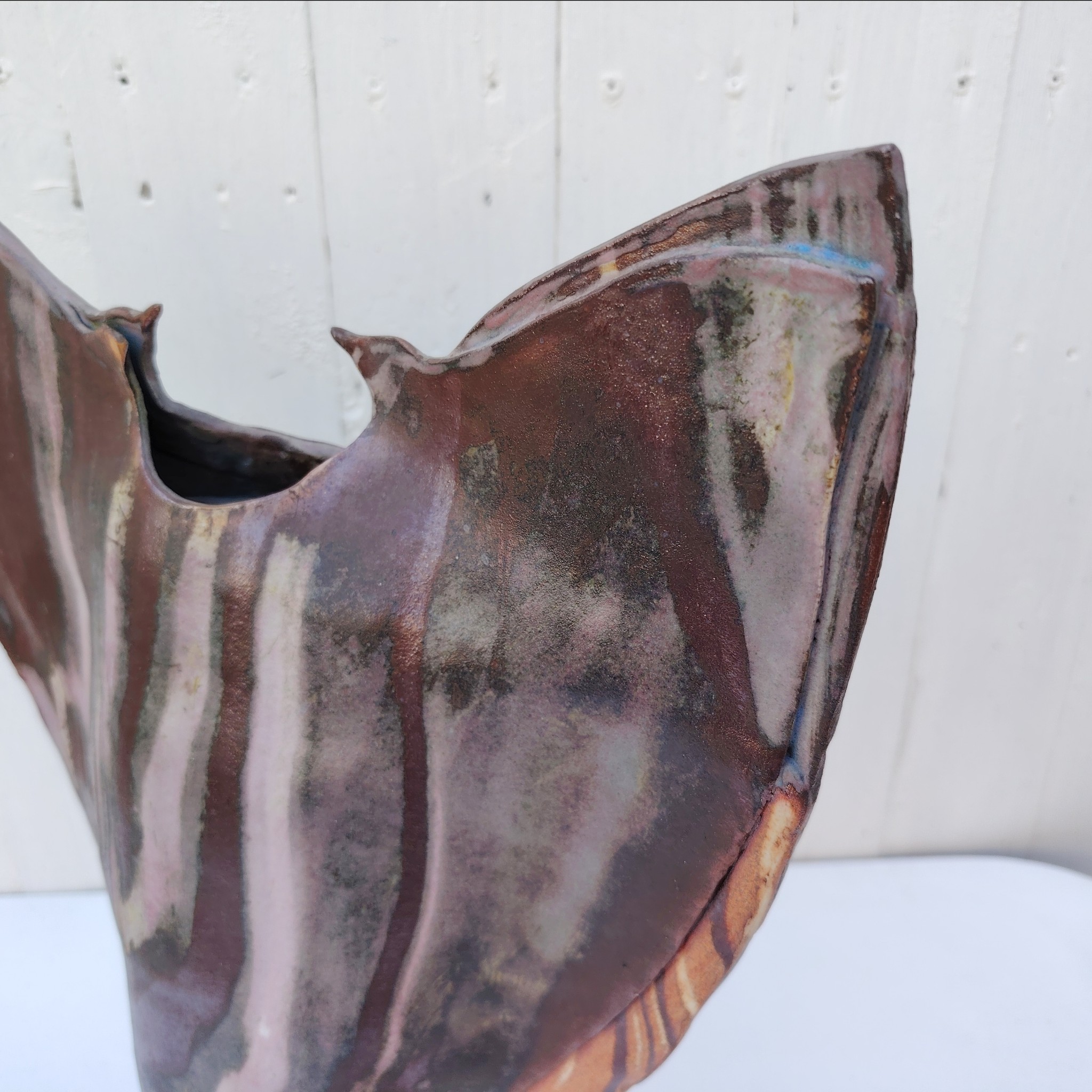 Grand vase en grès flammé, zoomorphe représentant la parade nuptiale d'oiseaux. Signé Alain Rufas sur le dessous Excellent état Hauteur : 41,5 cm Largeur : 32,5 cm