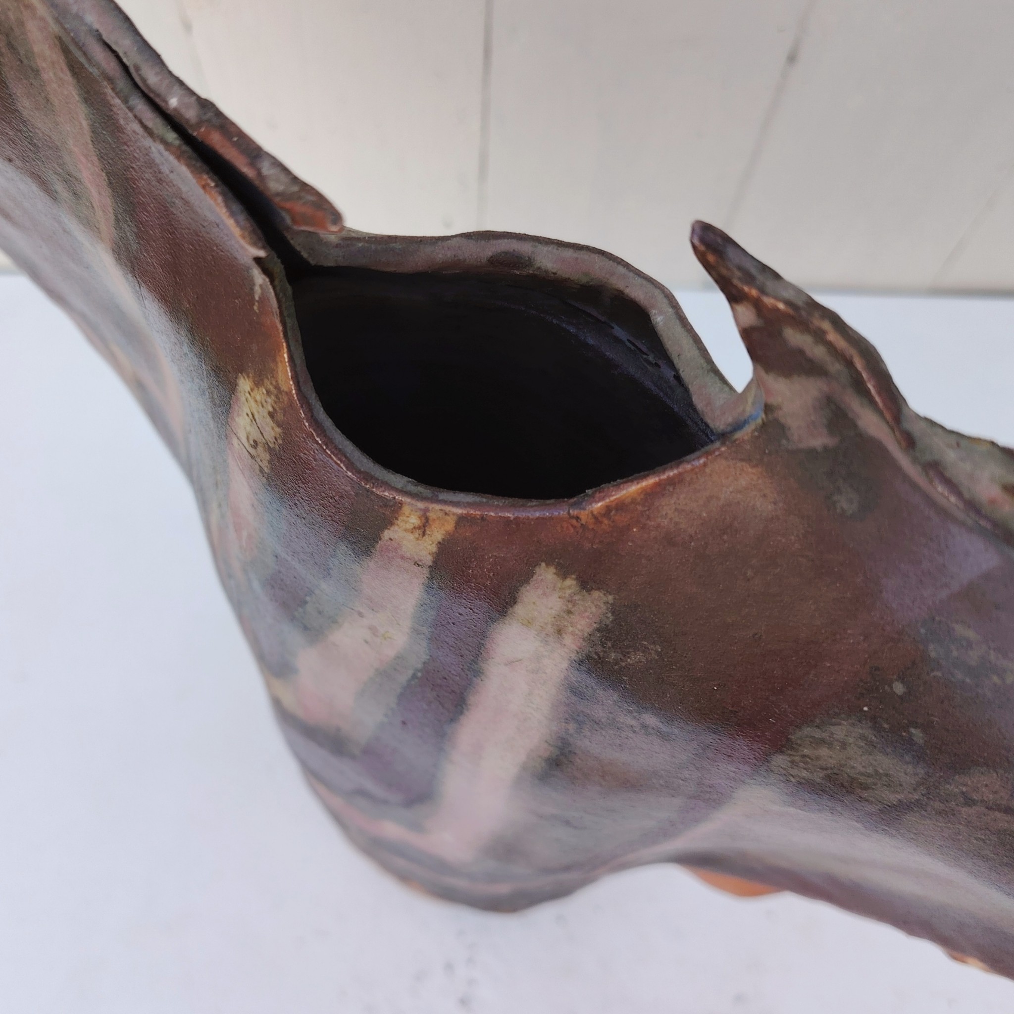 Grand vase en grès flammé, zoomorphe représentant la parade nuptiale d'oiseaux. Signé Alain Rufas sur le dessous Excellent état Hauteur : 41,5 cm Largeur : 32,5 cm