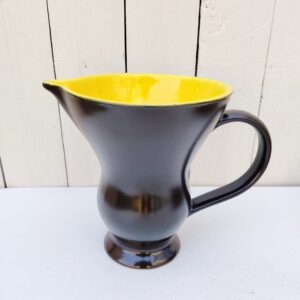 Pichet en céramique noire irisée sur l'extérieur et jaune brillant sur l'intérieur en faïence de Digoin.  Parfait état. Hauteur : 18,5 cm Diamètre : 16 cm