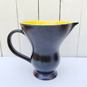 Pichet en céramique noire irisée sur l'extérieur et jaune brillant sur l'intérieur en faïence de Digoin.  Parfait état. Hauteur : 18,5 cm Diamètre : 16 cm