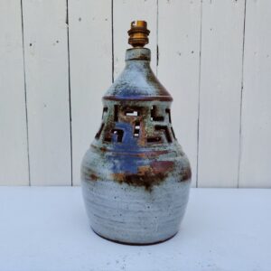 Pied de lampe en céramique ajourée par Chantal et Thierry Robert à Poncé sur Loire. signé sur le dessous. Bon état général. Hauteur avec douille : 32 cm