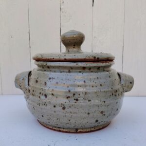 Pot couvert/légumier en grés émaillé pyrité, signée Gustave Tiffoche à Guérande. Excellent état. Hauteur  avec couvercle : 20 cm Diamètre : 16 cm