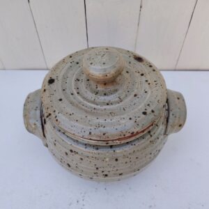 Pot couvert/légumier en grés émaillé pyrité, signée Gustave Tiffoche à Guérande. Excellent état. Hauteur  avec couvercle : 20 cm Diamètre : 16 cm