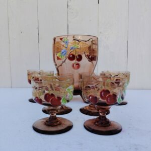 Service à cerise à l'eau de vie art nouveau en verre émaillé par François Théodore Legras-montjoye. Décor de cerises et branches de cerisiers. Très bon état Hauteur récipient  : 15 cm Diamètre : 11 cm Hauteur verre : 7,5 cm Diamètre : 6 cm