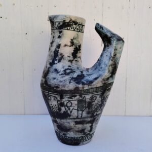 Grand vase zoomorphe en céramique par Jacques Blin, pièce iconique . Décor scarifié d'une frise d'oiseaux stylisés, superbe émaillage typique de jacques blin; dans les teintes vert d'eau /gris. Signé sous la base Excellent état Hauteur : 33 cm