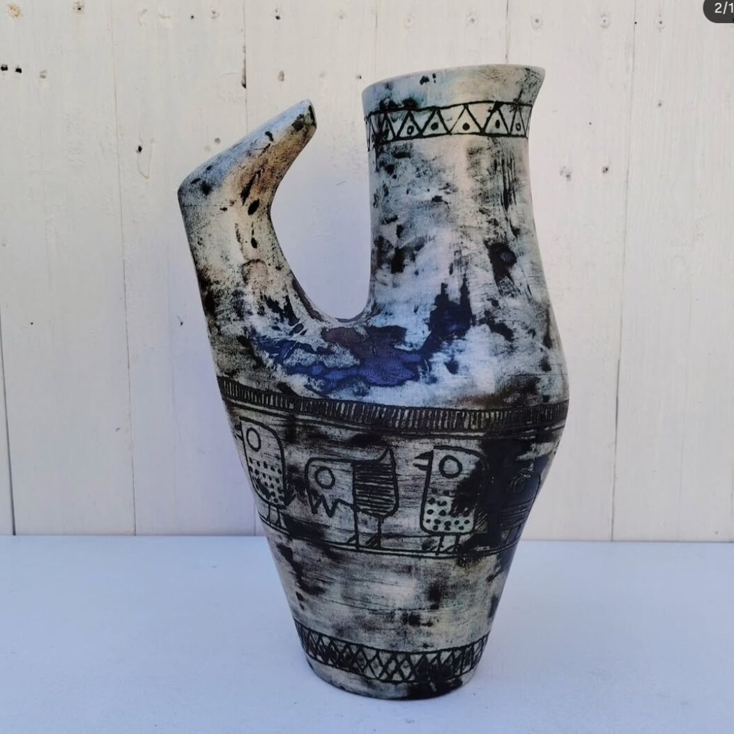Grand vase zoomorphe en céramique par Jacques Blin, pièce iconique . Décor scarifié d'une frise d'oiseaux stylisés, superbe émaillage typique de jacques blin; dans les teintes vert d'eau /gris. Signé sous la base Excellent état Hauteur : 33 cm