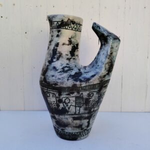 Grand vase zoomorphe en céramique par Jacques Blin, pièce iconique . Décor scarifié d'une frise d'oiseaux stylisés, superbe émaillage typique de jacques blin; dans les teintes vert d'eau /gris. Signé sous la base Excellent état Hauteur : 33 cm