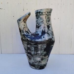 Grand vase zoomorphe en céramique par Jacques Blin, pièce iconique . Décor scarifié d'une frise d'oiseaux stylisés, superbe émaillage typique de jacques blin; dans les teintes vert d'eau /gris. Signé sous la base Excellent état Hauteur : 33 cm