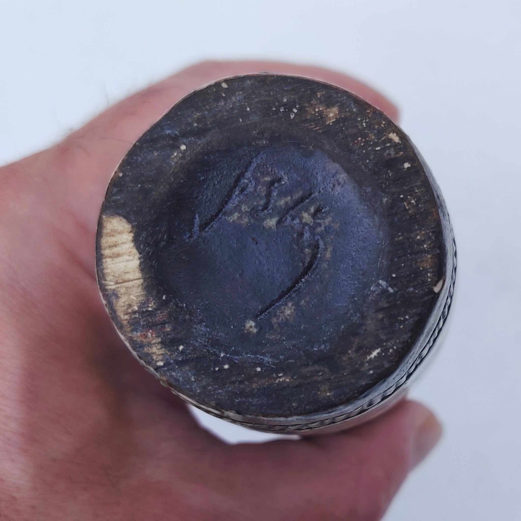 Vase soliflore en forme d'amphore en céramique dans les tons gris, créée par Jacques Blin dans la années 60. Décor incisé de poissons et oiseaux. L'anse a été cassée et recollée pas très visible Bon état général Hauteur : 21,5 cm