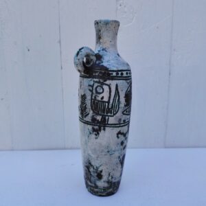 Vase soliflore en forme d'amphore en céramique dans les tons gris, créée par Jacques Blin dans la années 60. Décor incisé de poissons et oiseaux. L'anse a été cassée et recollée pas très visible Bon état général Hauteur : 21,5 cm