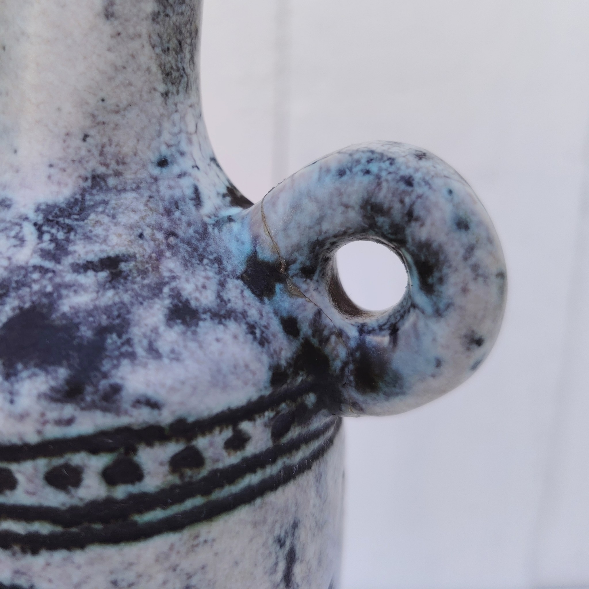 Vase soliflore en forme d'amphore en céramique dans les tons gris, créée par Jacques Blin dans la années 60. Décor incisé de poissons et oiseaux. L'anse a été cassée et recollée pas très visible Bon état général Hauteur : 21,5 cm