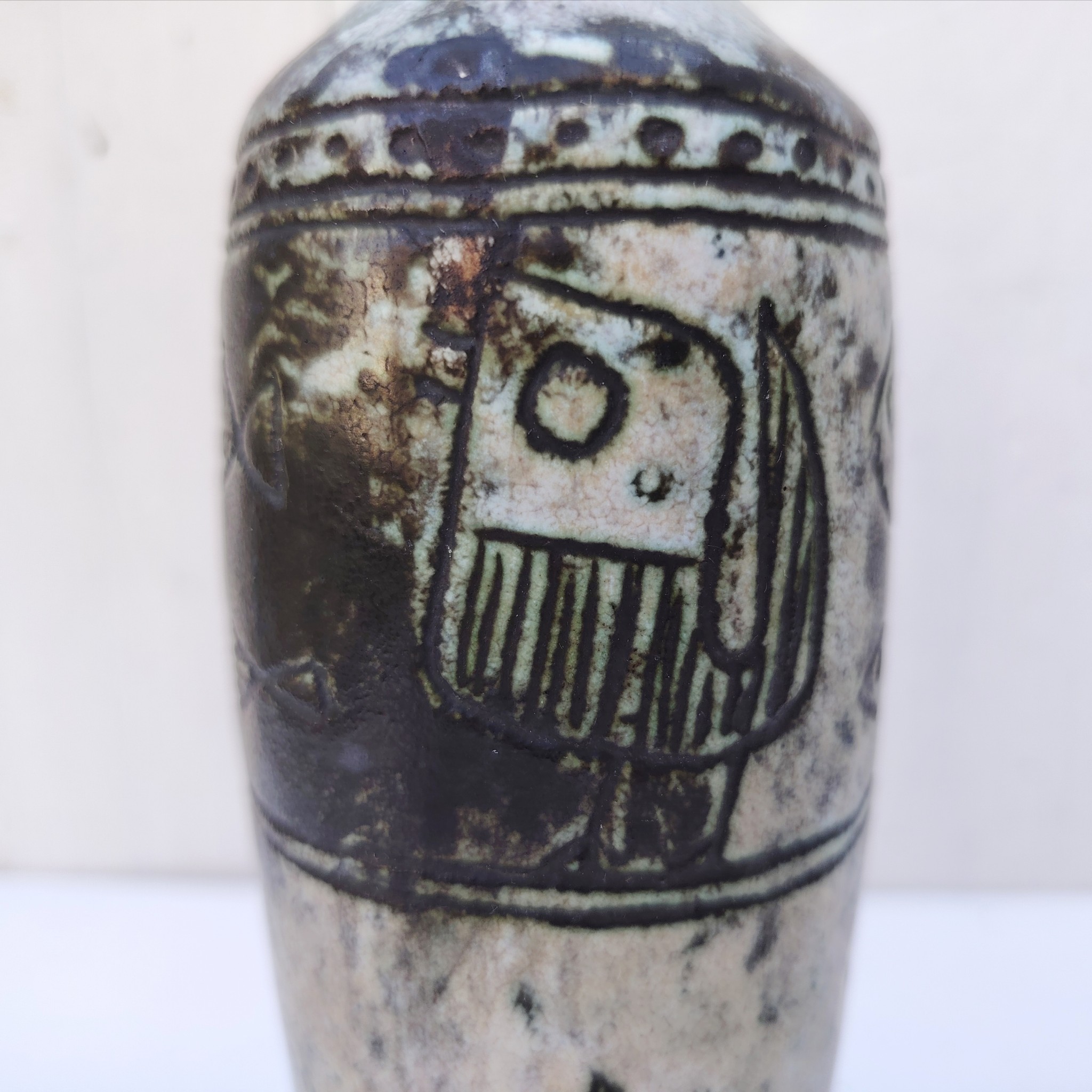 Vase soliflore en forme d'amphore en céramique dans les tons gris, créée par Jacques Blin dans la années 60. Décor incisé de poissons et oiseaux. L'anse a été cassée et recollée pas très visible Bon état général Hauteur : 21,5 cm