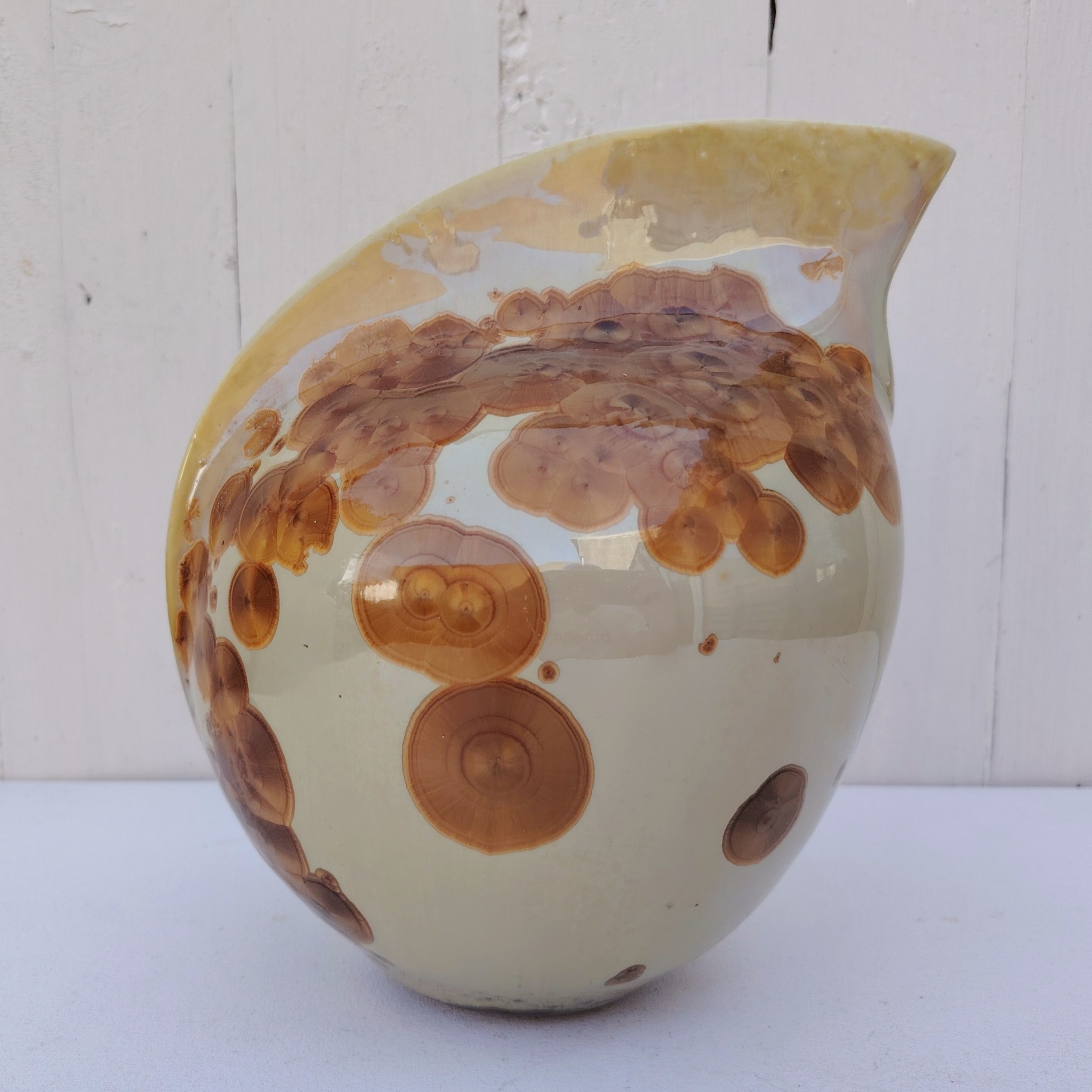 Vase forme libre en grès émaillé, par Matthieu Liévois. Dans les tons d'automne. Signée sur le dessous. Très bon état général Hauteur : 21,5 cm