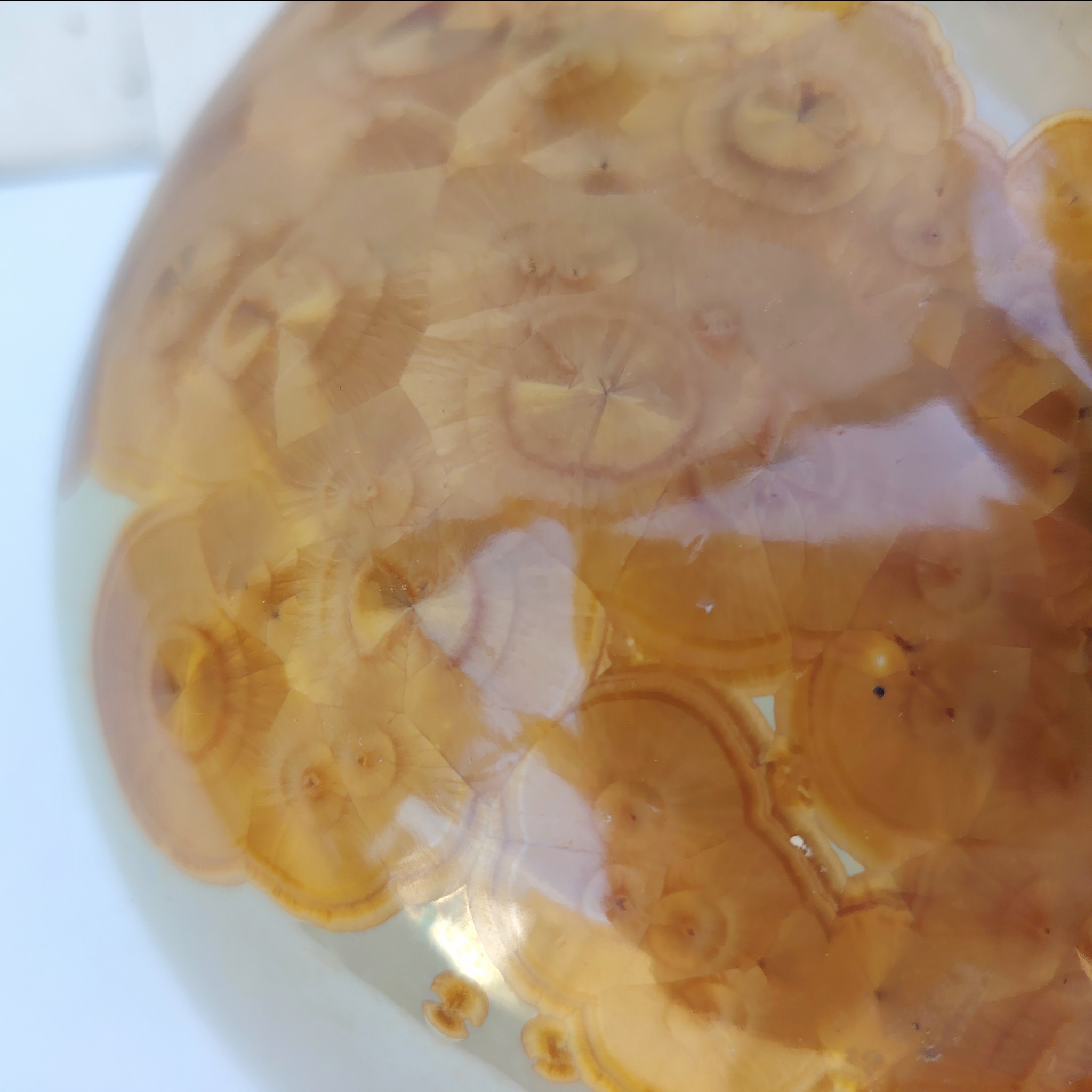 Vase forme libre en grès émaillé, par Matthieu Liévois. Dans les tons d'automne. Signée sur le dessous. Très bon état général Hauteur : 21,5 cm