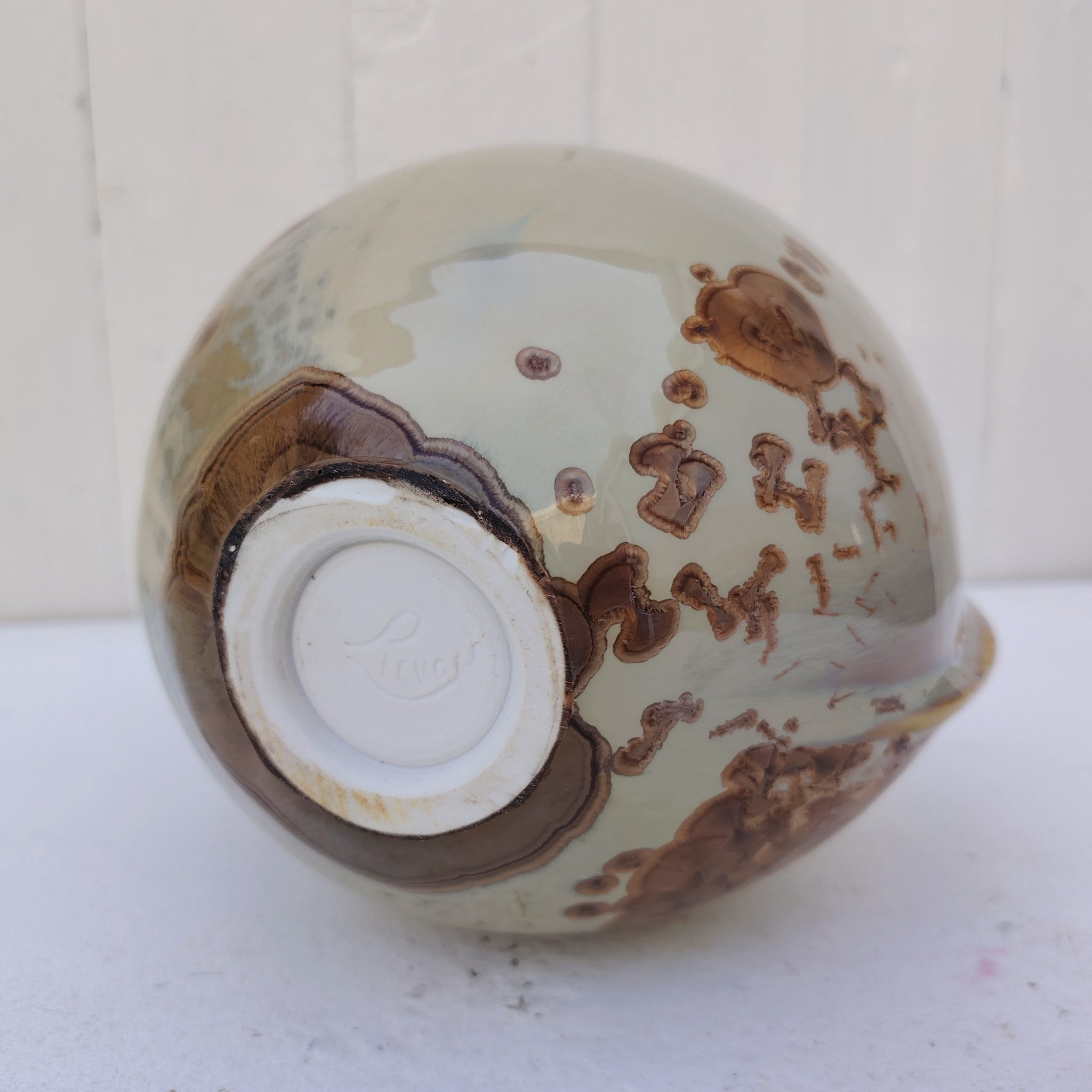 Vase forme libre en grès émaillé, par Matthieu Liévois. Dans les tons d'automne. Signée sur le dessous. Très bon état général Hauteur : 21,5 cm