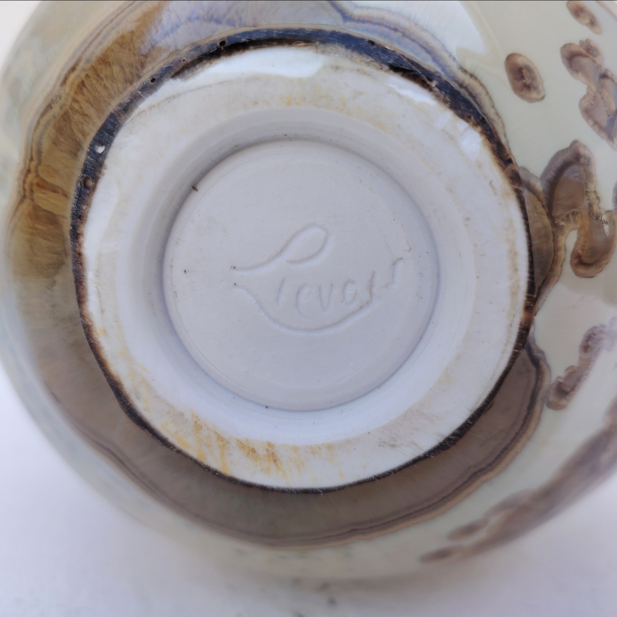 Vase forme libre en grès émaillé, par Matthieu Liévois. Dans les tons d'automne. Signée sur le dessous. Très bon état général Hauteur : 21,5 cm