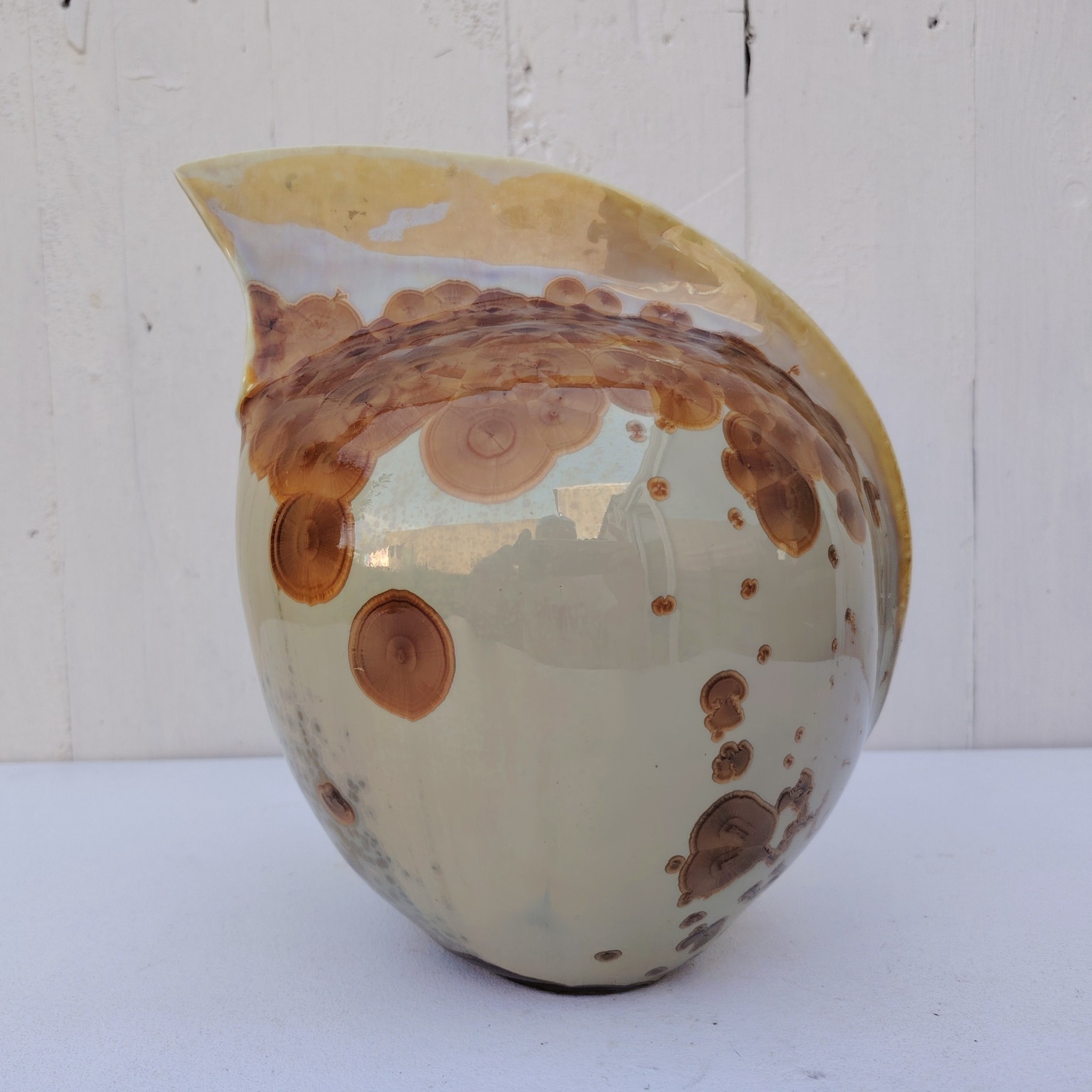 Vase forme libre en grès émaillé, par Matthieu Liévois. Dans les tons d'automne. Signée sur le dessous. Très bon état général Hauteur : 21,5 cm