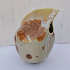 Vase forme libre en grès émaillé, par Matthieu Liévois. Dans les tons d'automne. Signée sur le dessous. Très bon état général Hauteur : 21,5 cm