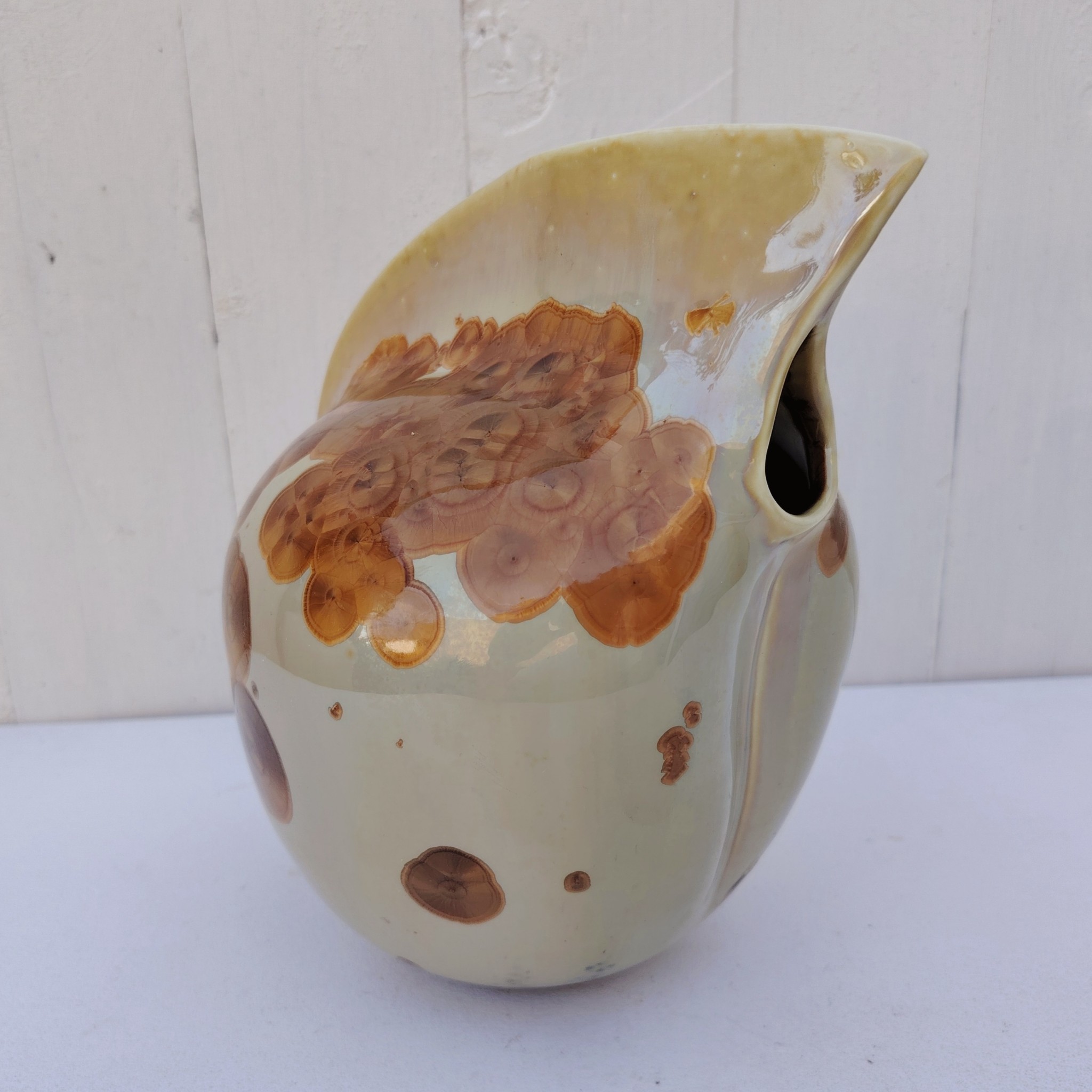 Vase forme libre en grès émaillé, par Matthieu Liévois. Dans les tons d'automne. Signée sur le dessous. Très bon état général Hauteur : 21,5 cm