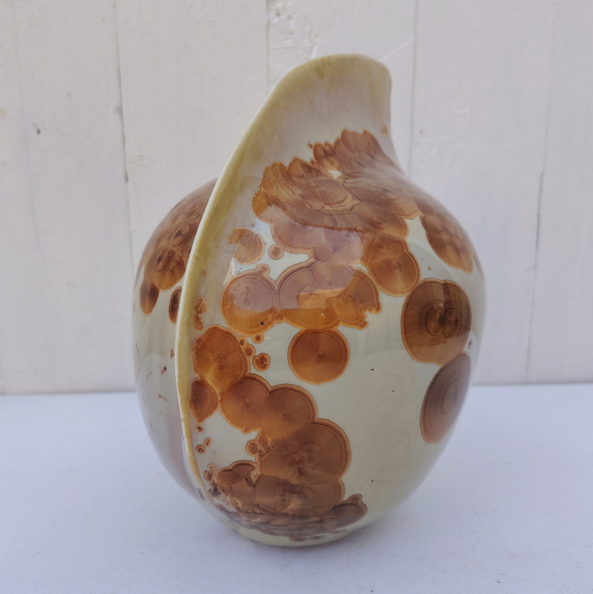 Vase forme libre en grès émaillé, par Matthieu Liévois. Dans les tons d'automne. Signée sur le dessous. Très bon état général Hauteur : 21,5 cm