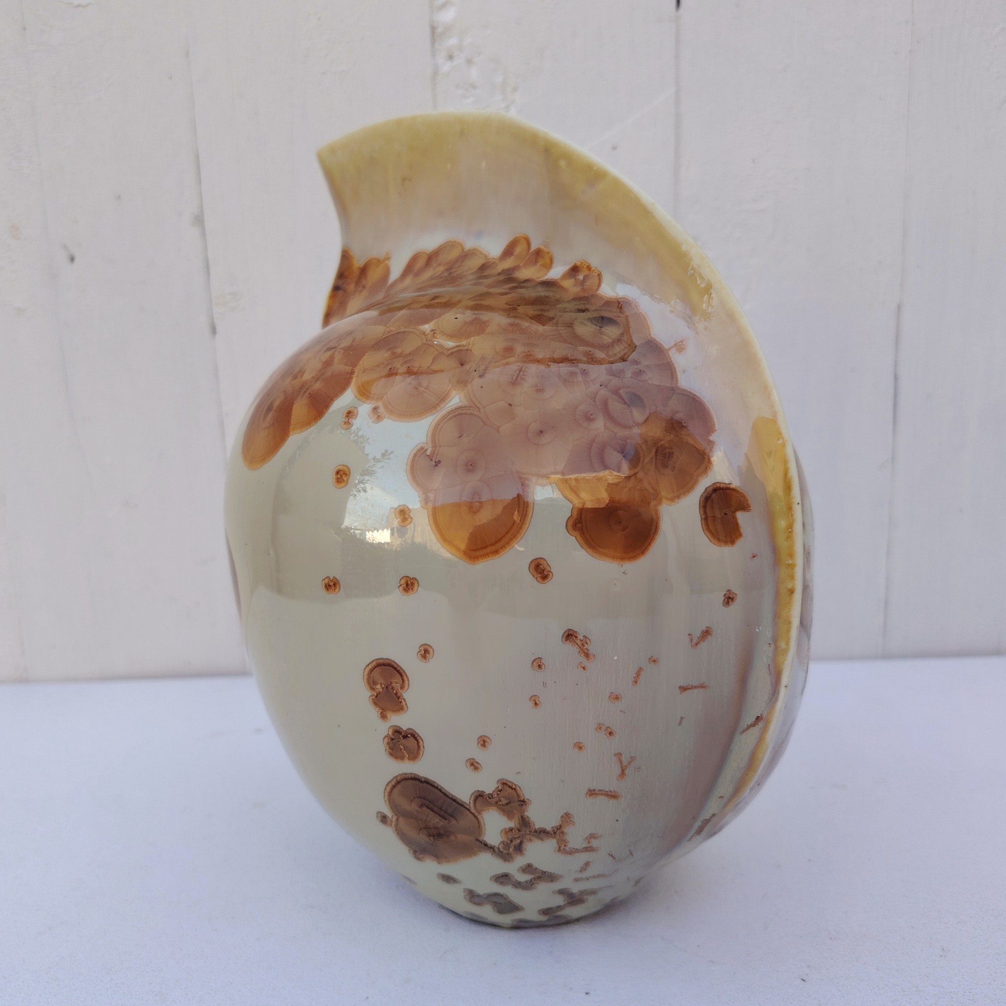 Vase forme libre en grès émaillé, par Matthieu Liévois. Dans les tons d'automne. Signée sur le dessous. Très bon état général Hauteur : 21,5 cm