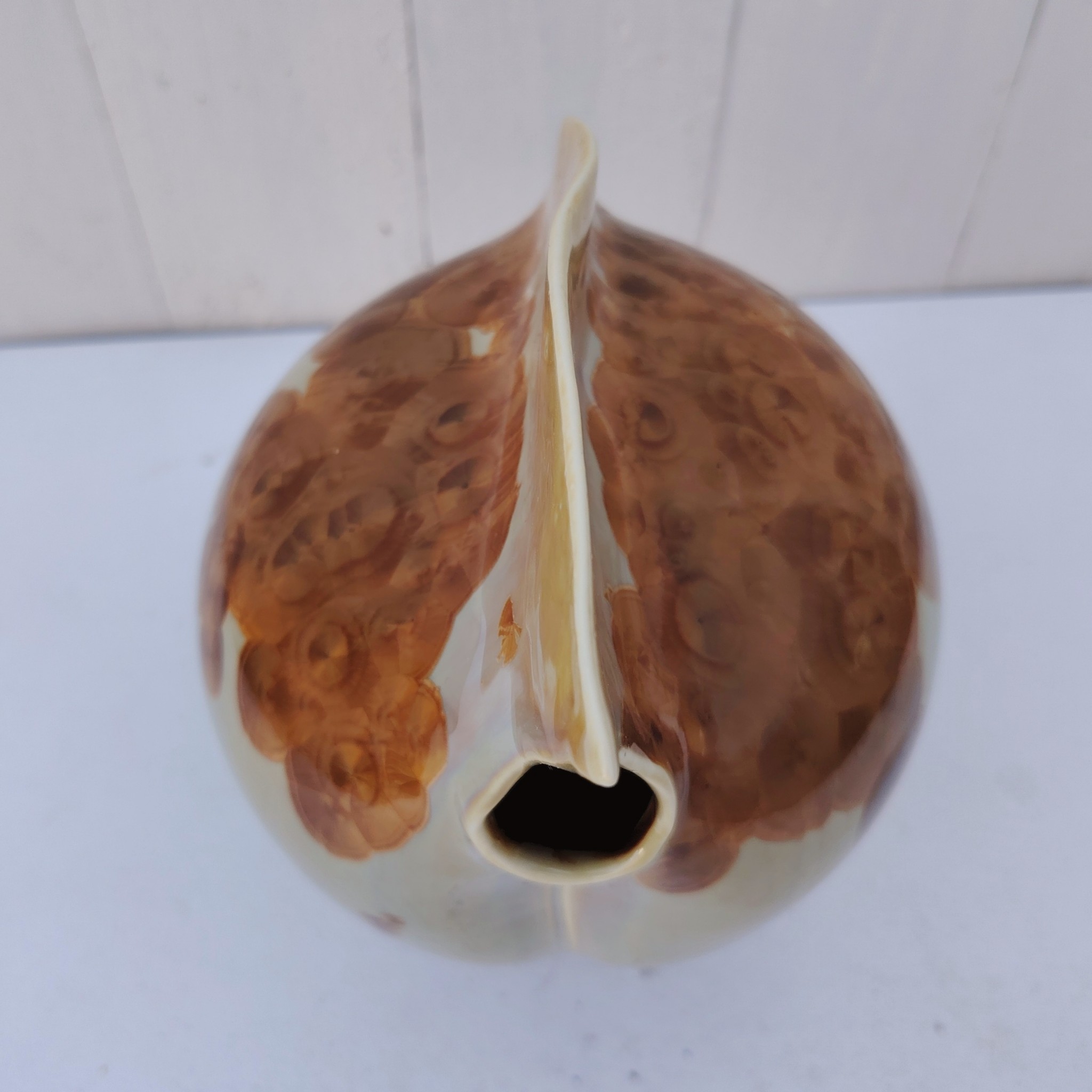 Vase forme libre en grès émaillé, par Matthieu Liévois. Dans les tons d'automne. Signée sur le dessous. Très bon état général Hauteur : 21,5 cm