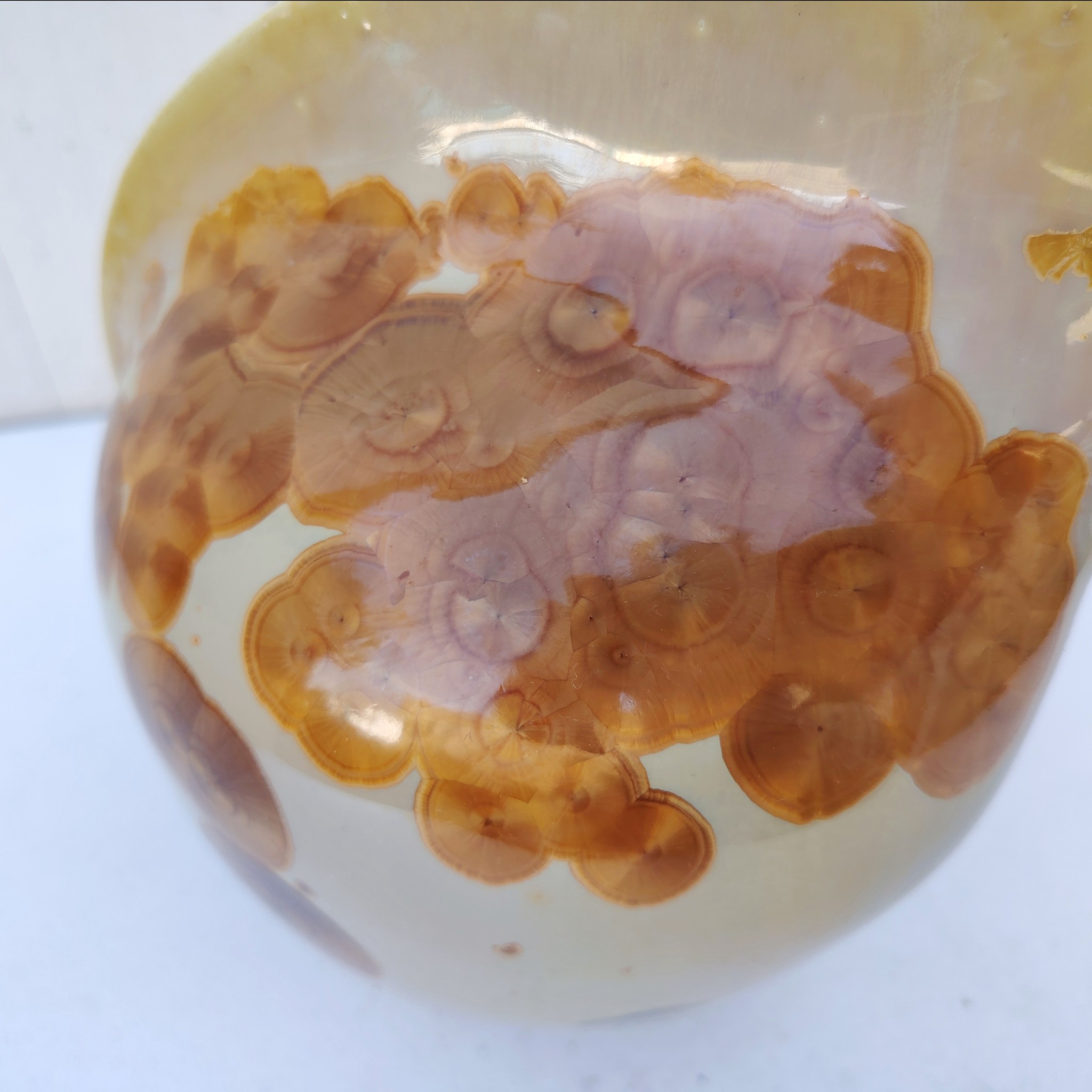 Vase forme libre en grès émaillé, par Matthieu Liévois. Dans les tons d'automne. Signée sur le dessous. Très bon état général Hauteur : 21,5 cm