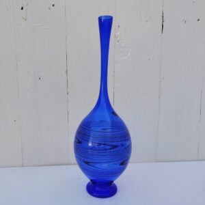 Vase soliflore en verre de couleur bleu, de la verrerie de Lauscha  en Allemagne, verre très léger comme un plume. Une vraie délicatesse. Excellent état Hauteur : 27 cm