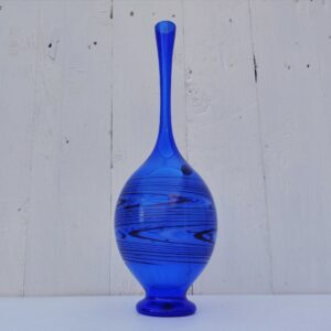 Vase soliflore en verre de couleur bleu, de la verrerie de Lauscha  en Allemagne, verre très léger comme un plume. Une vraie délicatesse. Excellent état Hauteur : 27 cm