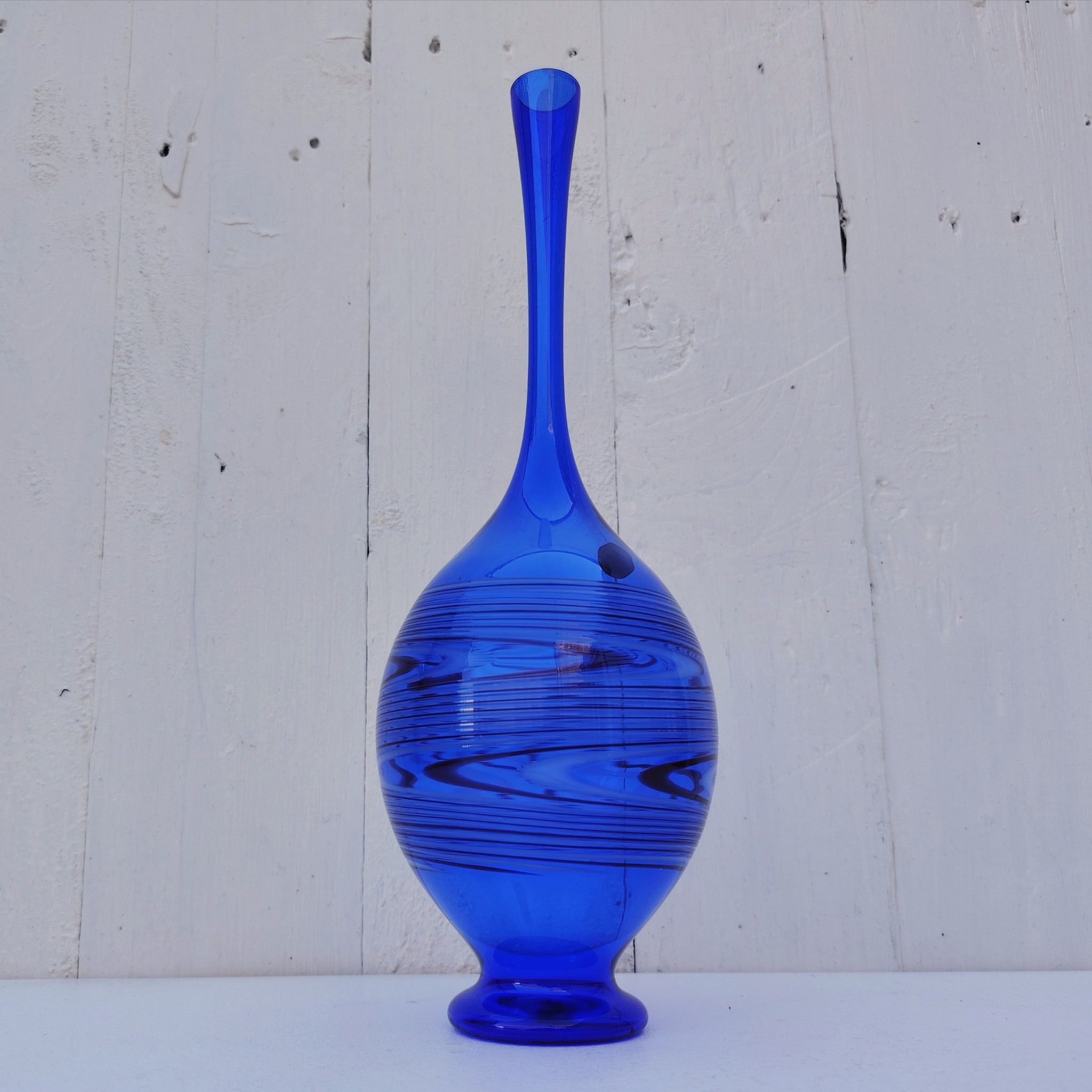 Vase soliflore en verre de couleur bleu, de la verrerie de Lauscha  en Allemagne, verre très léger comme un plume. Une vraie délicatesse. Excellent état Hauteur : 27 cm