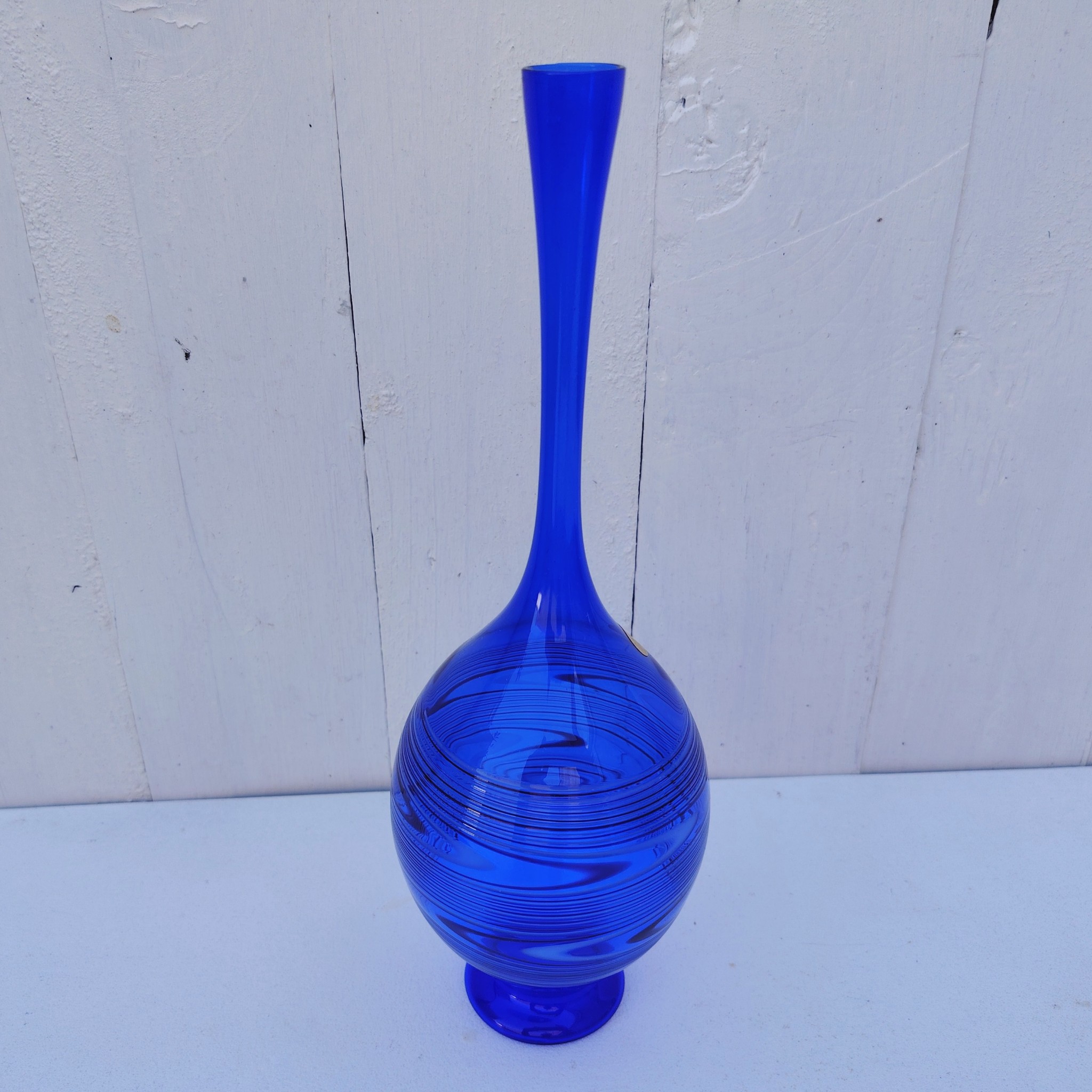 Vase soliflore en verre de couleur bleu, de la verrerie de Lauscha  en Allemagne, verre très léger comme un plume. Une vraie délicatesse. Excellent état Hauteur : 27 cm