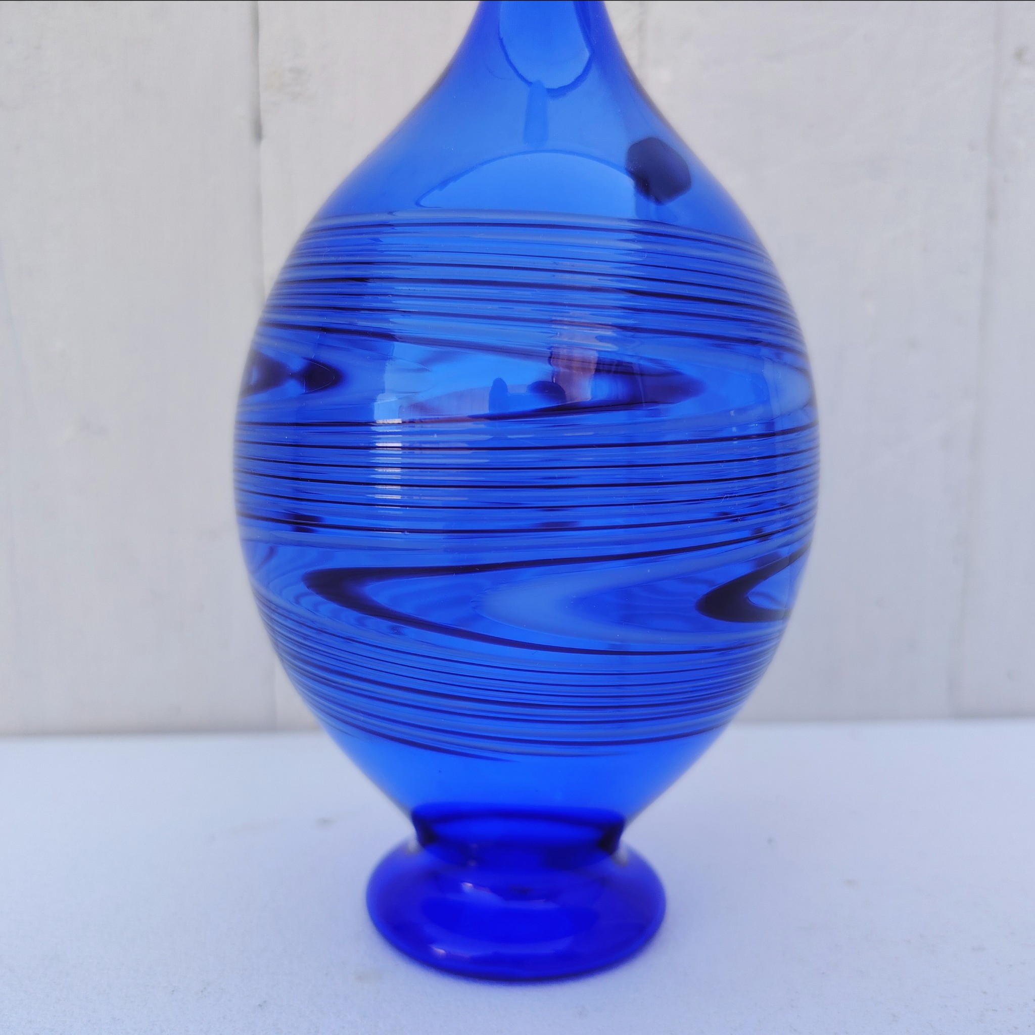 Vase soliflore en verre de couleur bleu, de la verrerie de Lauscha  en Allemagne, verre très léger comme un plume. Une vraie délicatesse. Excellent état Hauteur : 27 cm