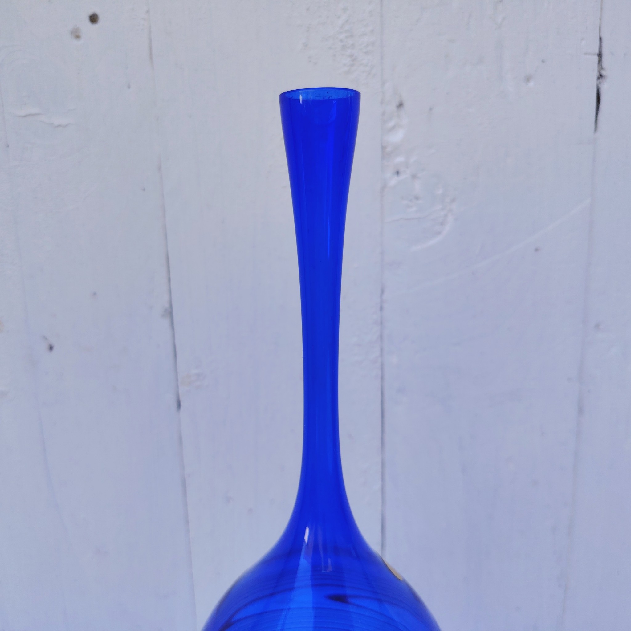 Vase soliflore en verre de couleur bleu, de la verrerie de Lauscha  en Allemagne, verre très léger comme un plume. Une vraie délicatesse. Excellent état Hauteur : 27 cm