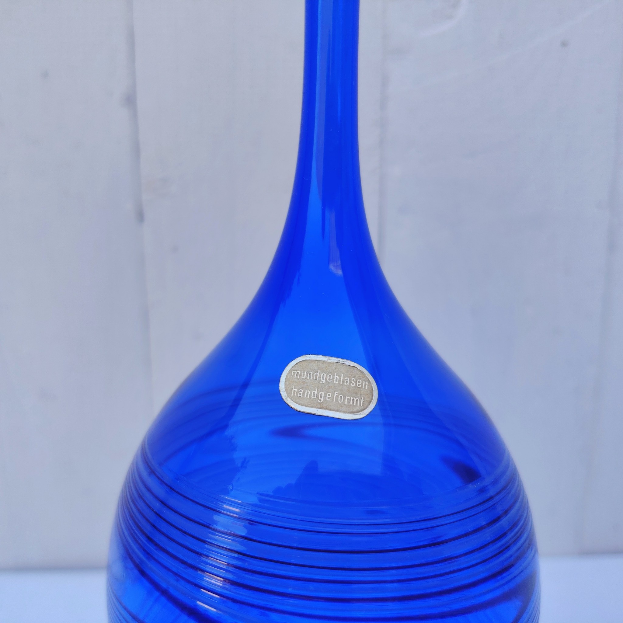 Vase soliflore en verre de couleur bleu, de la verrerie de Lauscha  en Allemagne, verre très léger comme un plume. Une vraie délicatesse. Excellent état Hauteur : 27 cm