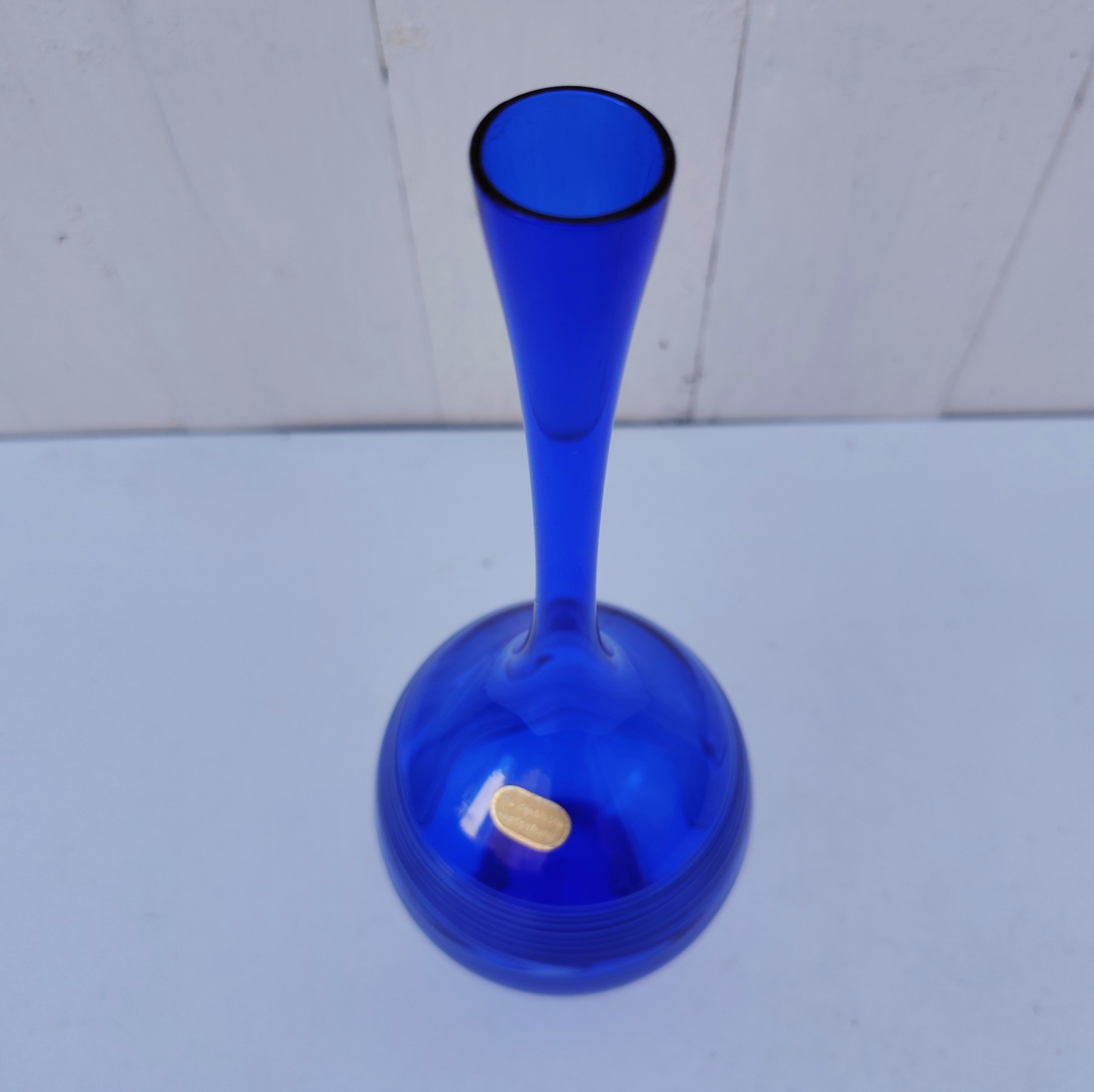 Vase soliflore en verre de couleur bleu, de la verrerie de Lauscha  en Allemagne, verre très léger comme un plume. Une vraie délicatesse. Excellent état Hauteur : 27 cm
