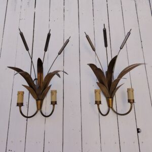 Paire d'applique représentant un bouquet de roseaux, de maison Florart, datant des années 60. Structure en laiton. Manque de dorure sur les fleurs de roseaux. Electrification d'origine. Bon état général Hauteur max : 47 cm