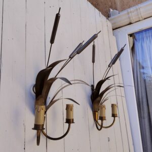 Paire d'applique représentant un bouquet de roseaux, de maison Florart, datant des années 60. Structure en laiton. Manque de dorure sur les fleurs de roseaux. Electrification d'origine. Bon état général Hauteur max : 47 cm