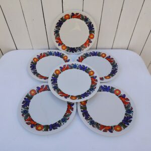 Lot de six Assiettes plates en porcelaine Villeroy & Boch modèle Acapulco. Légères traces d'usage. Un petit éclat au talon d'une assiette, non visible une fois posée. Bon état général. Diamètre : 24 cm