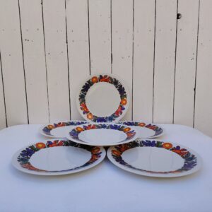 Lot de six Assiettes plates en porcelaine Villeroy & Boch modèle Acapulco. Légères traces d'usage. Un petit éclat au talon d'une assiette, non visible une fois posée. Bon état général. Diamètre : 24 cm
